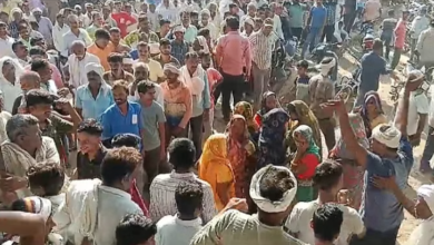 Photo of कृषि मंत्री के गृह जिले में खाद का संकट, रात दो बजे से एक किमी की लाइन में लगे किसान