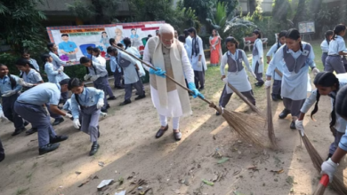 Photo of गांधी जयंती पर पीएम मोदी ने बच्चों संग हाथ में झाड़ू थाम की सफाई