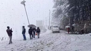 Photo of उत्तराखंड: चोटियों पर बर्फबारी से पहाड़ से मैदान तक बढ़ी ठंड, हिमाचल में दो की मौत