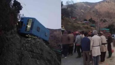 Photo of उत्तरकाशी: सुनकुंडी गांव के पास हादसा, सड़क से नीचे खाई की तरफ पलटी बस