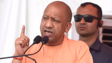 Photo of सोशल मीडिया पर अफवाह फैलाने वालों पर सीएम योगी सख्त, 40 अकाउंट पर रोक, 25 आरोपी गिरफ्तार