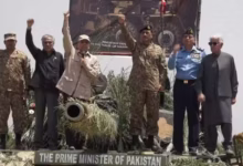 Photo of भारत से तनाव के बीच PAK सेना के टैंक पर चढ़ गए शहबाज शरीफ, कहा – ‘बहादुरी के किस्से…’