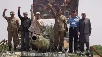 Photo of भारत से तनाव के बीच PAK सेना के टैंक पर चढ़ गए शहबाज शरीफ, कहा – ‘बहादुरी के किस्से…’