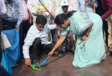 Photo of सीएम रेखा गुप्ता ने कनॉट प्लेस पर की सफाई, 20 दिन तक चलेगा अभियान