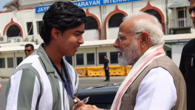 Photo of वैभव सूर्यवंशी ने पीएम मोदी के छुए पैर, मुस्कुराते हुए प्रधानमंत्री ने पकड़ी बाजू, दिया आशीर्वाद