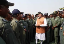 Photo of आदमपुर एयरबेस पर सेना के जवानों से मिले PM मोदी, सामने आई तस्वीरें