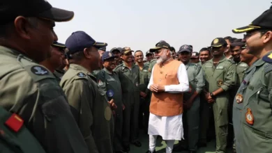 Photo of आदमपुर एयरबेस पर सेना के जवानों से मिले PM मोदी, सामने आई तस्वीरें