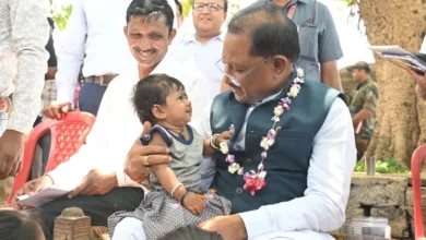Photo of बेमेतरा के सहसपुर अचानक पहुंचे सीएम विष्णु देव साय, कहा- “मैं आप लोगों के दुख-तकलीफ जानने आया हूं”