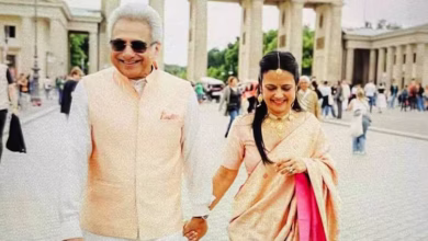 Photo of 65 साल के पिनाकी मिश्रा से महुआ मोइत्रा ने गुपचुप कर ली शादी, हाथ पकड़े तस्वीरें वायरल