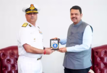 Photo of अंतरराष्ट्रीय योग दिवस: CM देवेंद्र फडणवीस को न्यौता, कोस्ट गार्ड IG भीष्म शर्मा ने की मुलाकात