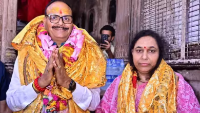Photo of बांके बिहारी मंदिर पहुंचे यूपी के डिप्टी CM ब्रजेश पाठक, पूजा अर्चना के बाद सेवायतों ने सौंपा लेटर