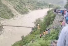 Photo of रुद्रप्रयाग में बड़ा हादसा, उफनती अलकनंदा नदी में गिरी यात्रियों से भरी बस, रेस्क्यू ऑपरेशन जारी