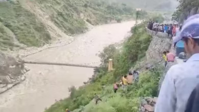 Photo of रुद्रप्रयाग में बड़ा हादसा, उफनती अलकनंदा नदी में गिरी यात्रियों से भरी बस, रेस्क्यू ऑपरेशन जारी
