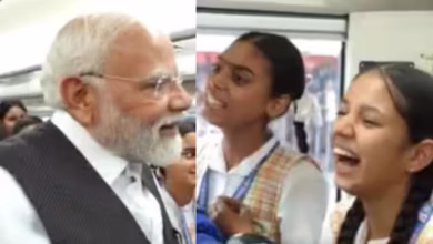 Photo of ‘मुझे आपसे डर नहीं लगता’ वंदे भारत ट्रेन में पीएम मोदी से बोली बच्ची, जानें कैसा था प्रधानमंत्री का रिएक्शन?