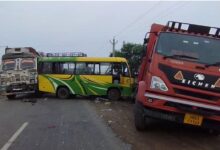 Photo of पटना में सड़क हादसा, खड़ी बस में ट्रक ने मारी टक्कर; तीन यात्री गंभीर रूप से घायल