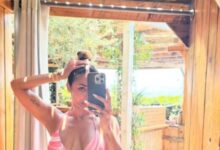 Photo of 51 साल की Malaika Arora का डीप नेक बिकिनी में वेकेशन
