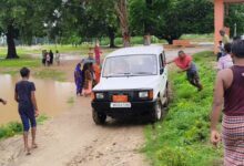 Photo of बिहार: बाढ़ प्रभावित क्षेत्र का निरीक्षण करने गए सीओ की गाड़ी कीचड़ में फंसी