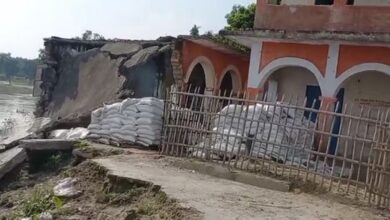 Photo of बिहार: गंगा और महानंदा नदी के बढ़ते जलस्तर के कारण स्कूल पर मंडराया खतरा