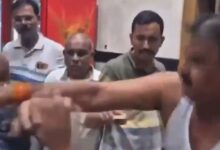 Photo of खराब खाना परोसा तो शिवसेना विधायक ने कैंटीन कर्मचारी को पीटा