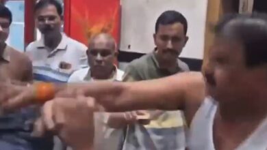 Photo of खराब खाना परोसा तो शिवसेना विधायक ने कैंटीन कर्मचारी को पीटा