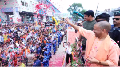 Photo of CM योगी ने कांवड़ियों पर की पुष्पवर्षा, कहा- कांवड़ यात्रा को बदनाम करने वालों को करें बेनकाब