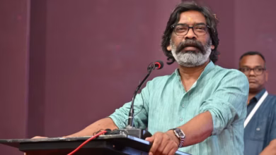 Photo of दफ्तर में बैठकर सिगरेट पी रहा था सरकारी कर्मचारी, वीडियो देख भड़के CM हेमंत सोरेन, फिर जो किया!