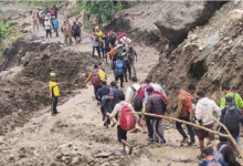Photo of उत्तराखंड: तीन दिन बाद भी नहीं खुला यमुनोत्री हाईवे, सैकड़ों श्रद्धालु फंसे