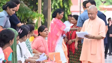 Photo of जनता दर्शन में CM योगी ने सुनीं पीड़ितों की समस्याएं, कहा- कब्जा मुक्त कराएं जमीन