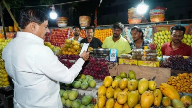 Photo of फिर दिखी CM मोहन यादव की सादगी, भोपाल की सड़कों पर खरीदा फल, ट्रैफिक लाइट पर रोकी कार; कोई काफिला नहीं