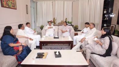 Photo of हमले के बाद CM रेखा गुप्ता की पहली तस्वीर, दिल्ली के सभी सांसदों के साथ चाय पीती दिखीं