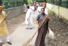 Photo of ‘दिल्ली को कूड़े से आजादी’: सीएम रेखा गुप्ता ने तिमारपुर में स्वच्छता अभियान में लिया हिस्सा