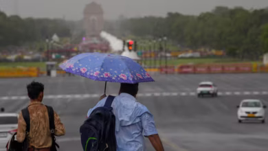 Photo of दिल्ली-एनसीआर में तेज हवाओं के साथ झमाझम बारिश, तापमान में गिरावट