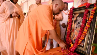 Photo of जन्माष्टमी पर मथुरा पहुंचे CM योगी आदित्यनाथ, श्रीकृष्ण जन्मभूमि मंदिर में की पूजा-अर्चना