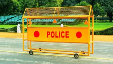Photo of  ‘दुष्कर्म से बचने के लिए घर पर ही रहें’, गुजरात ट्रैफिक पुलिस के पोस्टर पर छिड़ा विवाद