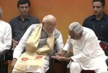 Photo of ‘जुग जुग जीया हो’, PM मोदी ने उठाया CM नीतीश कुमार का हाथ, देखें गमछा वाला बिहारी स्टाइल