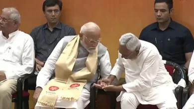 Photo of ‘जुग जुग जीया हो’, PM मोदी ने उठाया CM नीतीश कुमार का हाथ, देखें गमछा वाला बिहारी स्टाइल