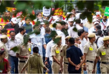 Photo of विपक्ष के मार्च में जमकर बवाल, पुलिस ने बीच रास्ते रोका; बैरिकेड्स कूदकर धरने पर बैठे अखिलेश