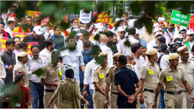 Photo of विपक्ष के मार्च में जमकर बवाल, पुलिस ने बीच रास्ते रोका; बैरिकेड्स कूदकर धरने पर बैठे अखिलेश