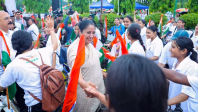 Photo of ‘संविधान की दुहाई देने वालों के हाथों में तिरंगा क्यों नहीं?’ तिरंगा यात्रा में बोलीं CM रेखा गुप्ता