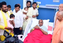 Photo of लखनऊ: ओम प्रकाश राजभर से मिलने अस्पताल पहुंचे सीएम योगी आदित्यनाथ, सामने आई तस्वीर