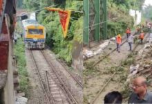 Photo of हरिद्वार: काली मंदिर टनल के पास हुआ भूस्खलन, मलबा गिरने से ट्रेनों की आवाजाही बंद
