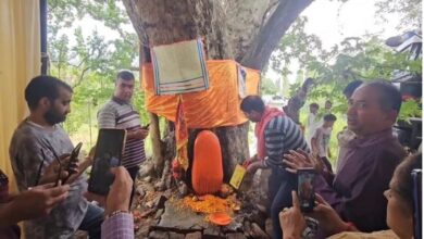 Photo of कश्मीरी पंडितों ने बडगाम में 35 साल बाद खोला शारदा भवानी मंदिर