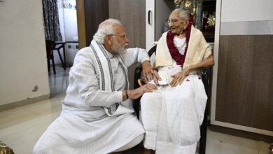 Photo of ‘ऐसे लोग दिखे तो अपने दोनों सैंडल…’, पीएम मोदी की मां पर अभद्र टिप्पणी को लेकर भड़के बालमुकुंद आचार्य