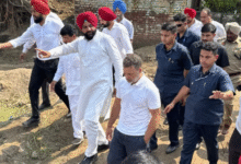 Photo of अमृतसर पहुंचे राहुल गांधी, अजनाला और रमदास में बाढ़ पीड़ितों से की मुलाकात