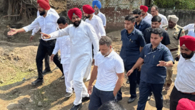 Photo of अमृतसर पहुंचे राहुल गांधी, अजनाला और रमदास में बाढ़ पीड़ितों से की मुलाकात