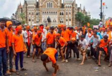 Photo of महाराष्ट्र :  प्रदर्शनकारियों ने सड़क पर खेली कबड्डी, ट्रैफिक जाम के चलते पैदल चलकर हाईकोर्ट पहुंचे जज