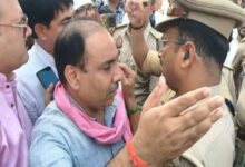 Photo of वाराणसी के पराड़कर भवन में कार्यक्रम रोकने पर कांग्रेस का हंगामा, पुलिस से हुई झड़प