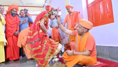 Photo of मन को भा जाएंगी कन्या पूजन की ये 6 तस्वीरें, सीएम योगी आदित्यनाथ ने परोसा भोजन, 6 माह की बच्ची से लिया आशीर्वाद