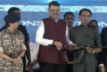 Photo of सीएम फडणवीस के सामने नक्सली कमांडर सोनू ने डाले हथियार