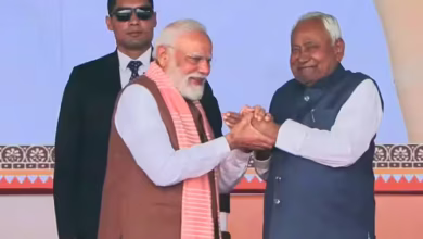 Photo of शपथ ग्रहण के बाद मंच पर नीतीश -PM मोदी की कैमिस्ट्री, प्रधानमंत्री ने यूं थामा बिहार के नए CM का हाथ, तस्वीरें